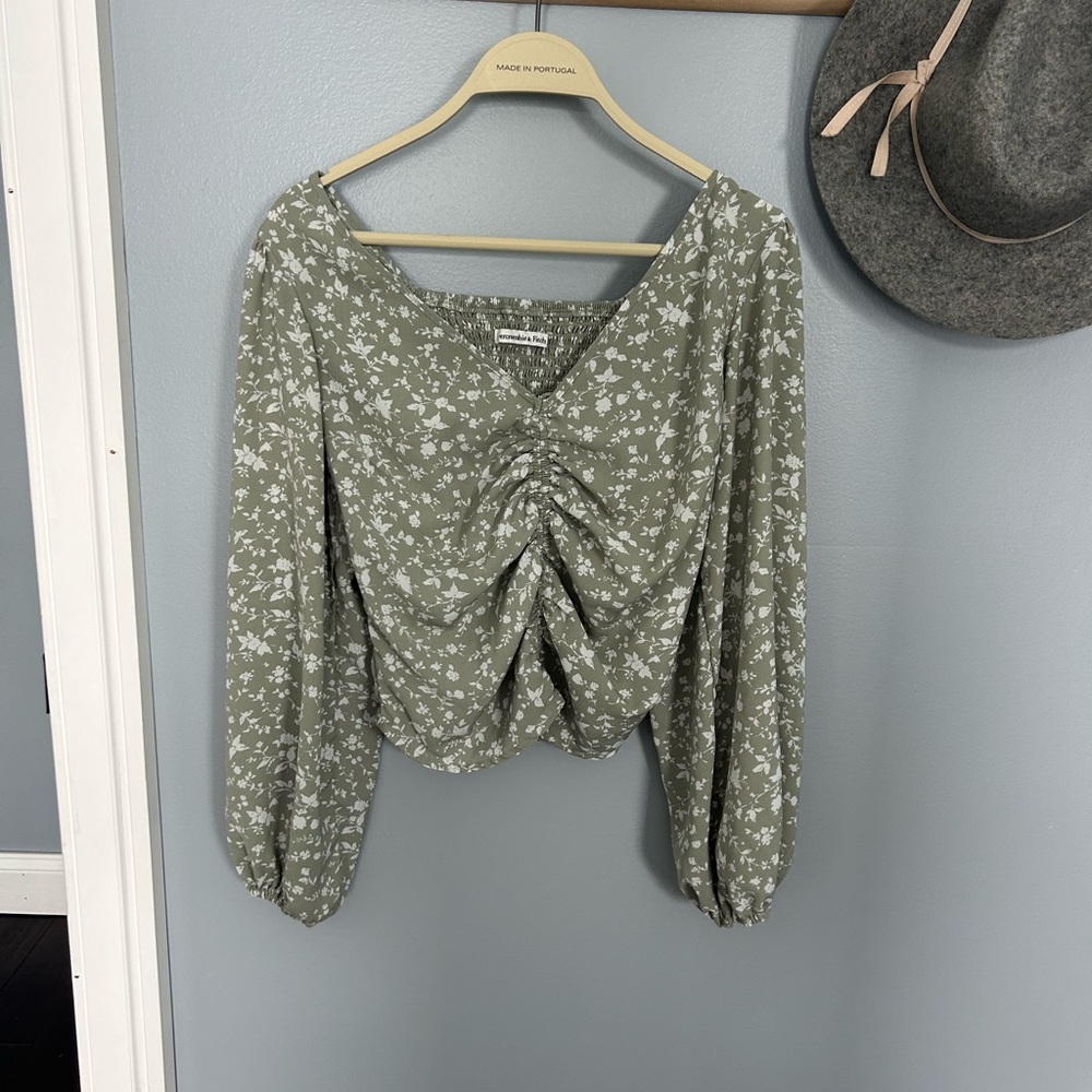 Small green floral print Abercrombie cropped scrunch top
